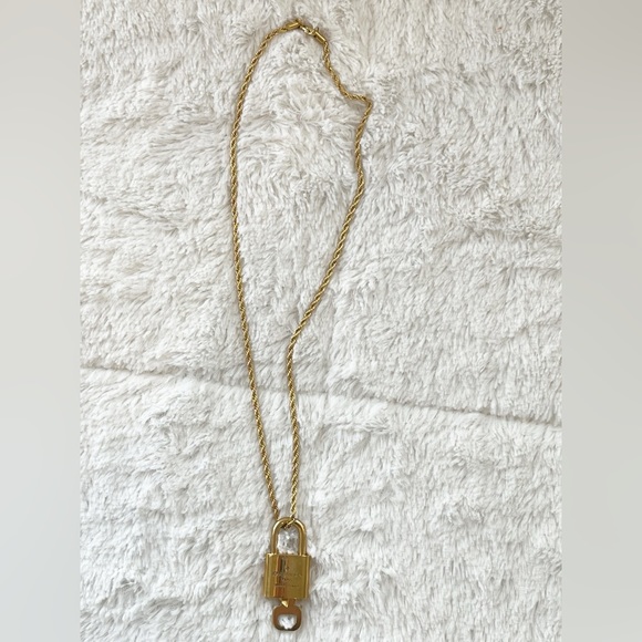 Authentic Louis Vuitton Lock and key necklace 308 - Picture 6 of 13